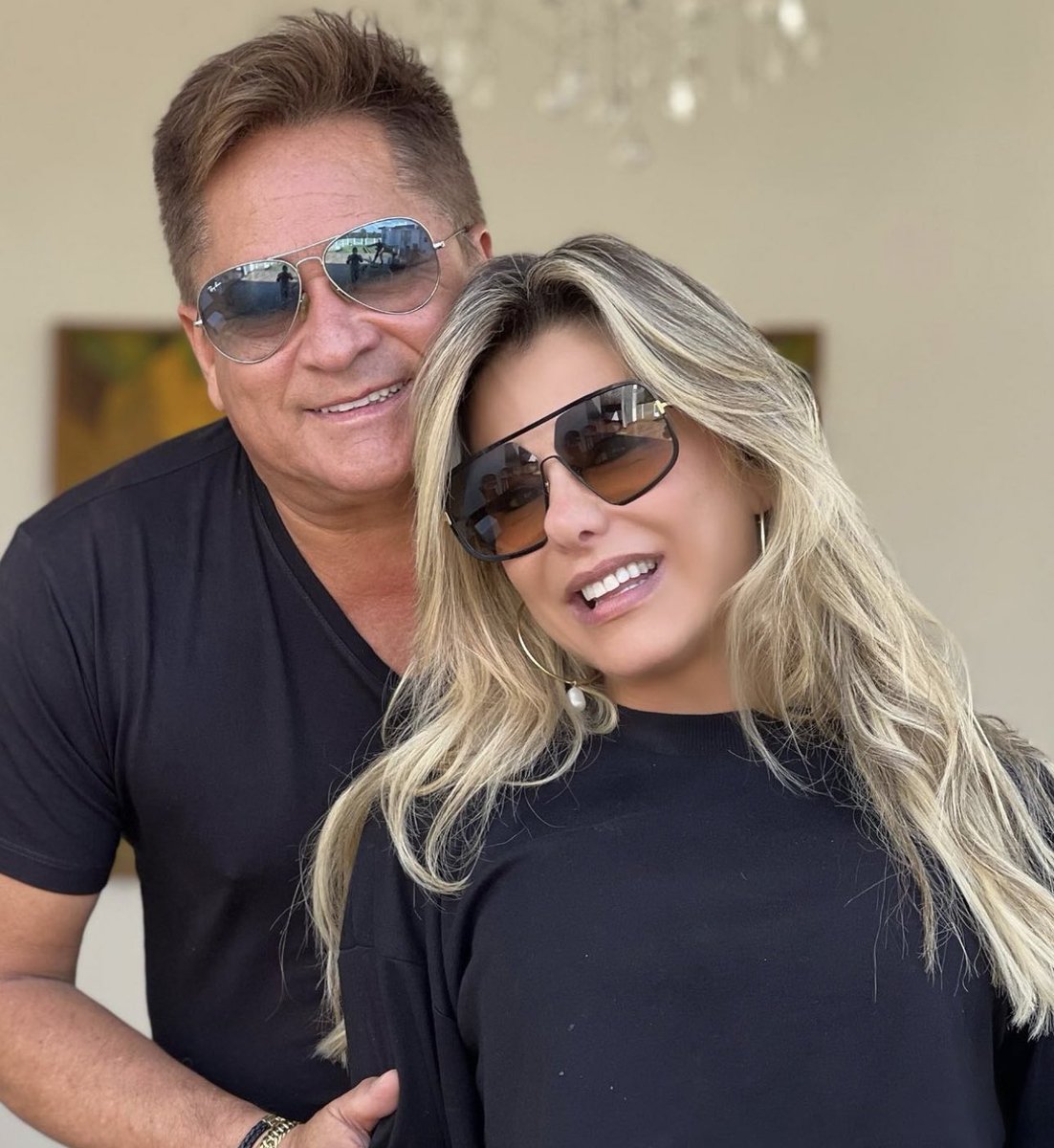 choquei's tweet photo. 🚨AGORA: Poliana, esposa de Leonardo, se pronuncia após João Guilherme discordar da opinião política do pai: 

“Respeite ele e a escolha. Sempre te tratamos com muito amor. Ele honrou suas obrigações de pai, pagando pensão até seus 18 anos e suas viagens. Repense suas atitudes.” https://t.co/l2T8G7hwdT