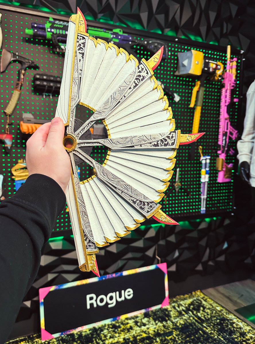 TTrebb's tweet photo. Just got the first Loba heirloom in @PlayApex! 

This thing is DOPE!💨 https://t.co/oxNzzslbI3