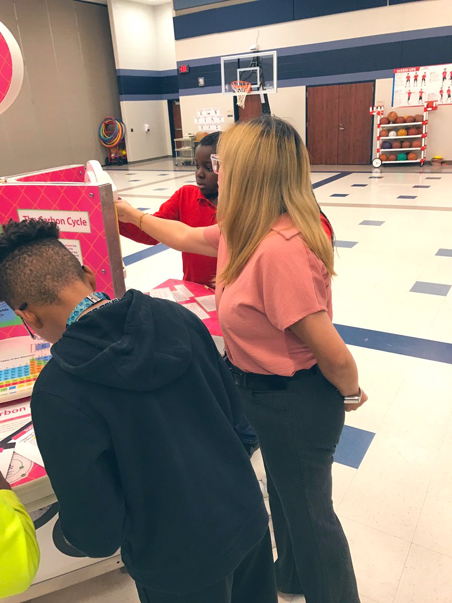 hyacinto10's tweet photo. Thank you, Mobile Oilfield Learning Unit (MOLU) @OilfieldEnergy for once again you brought the fun in learning to our 5th graders this year! @jill_harrell @McNeilles https://t.co/mzLkIn0rdh