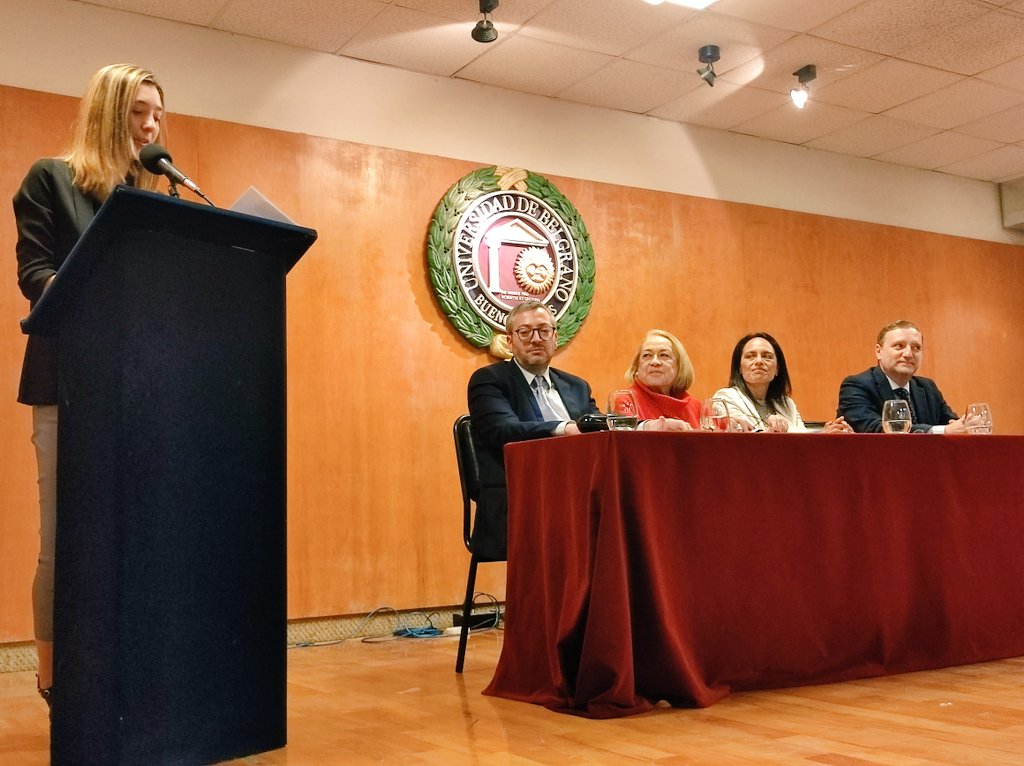 EmbaMexAr's tweet photo. La Emb. @RossbachLilia participó en la ceremonia de entrega de Premios del XXIV Modelo de Naciones Unidas de la @ubeduar Universidad de Belgrano #MONUB junto a la rectora Marcela Porto y las autoridades de la Licenciatura en Relaciones Internacionales. https://t.co/SahrhLin6G