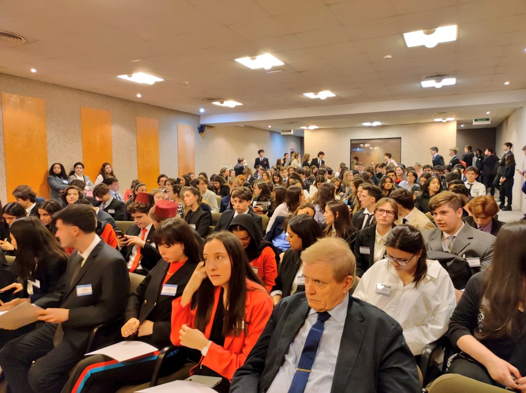 EmbaMexAr's tweet photo. Ante 450 estudiantes de 21 colegios participantes en el #MONUB, @RossbachLilia destacó las contribuciones de México como miembro no permanente del #CSNU y alentó a los jóvenes a levantar sus voces y participar en la búsqueda de soluciones a los problemas globales urgentes https://t.co/FsOQvyTcyZ