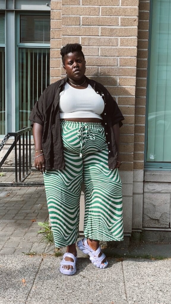 styleisstyle's tweet image. possibly the strangest &amp;amp; oddly comforting shoes I’ve ever had — thanks @collinastrada for gifting me some alien treads 👽🛸

——————————————————
#visiblyplussize #ootdplussize #nonbinarystyle #psootd #queerstyle instagr.am/reel/Cj1N5tbvO…