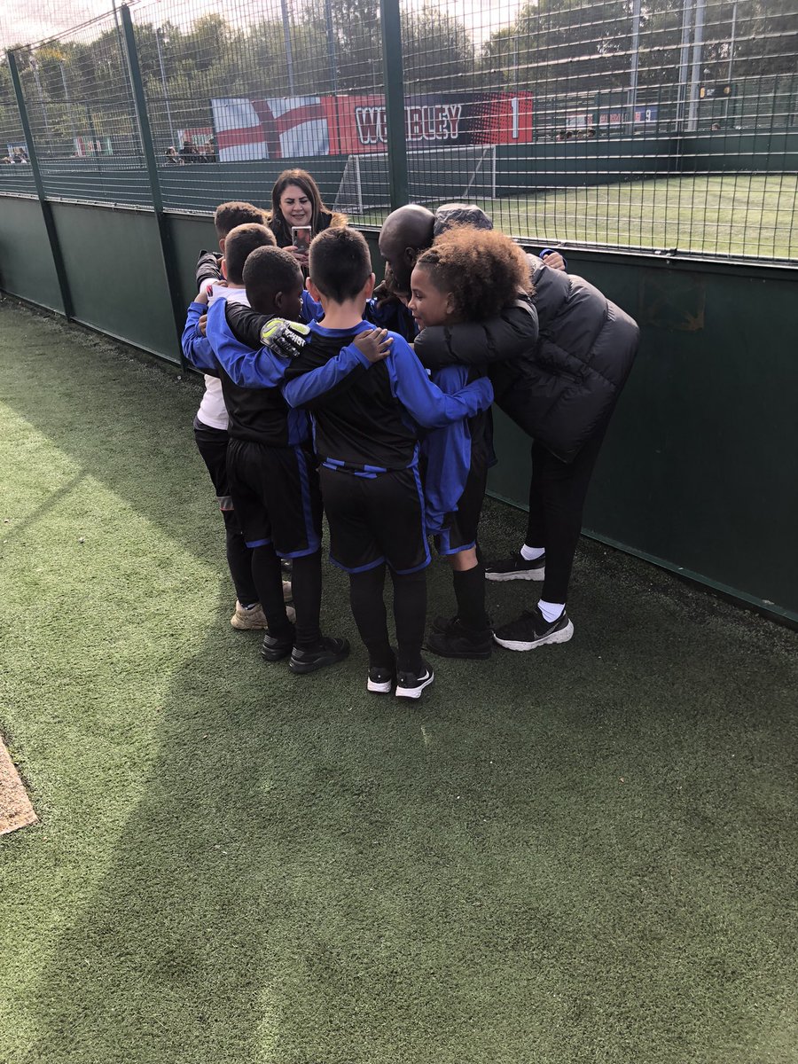 A winning huddle. Congratulations <a href="/RiverleyPrimary/">Riverley Primary</a> on todays boys football competition win <a href="/GoalsChingford/">Goals Chingford</a>
