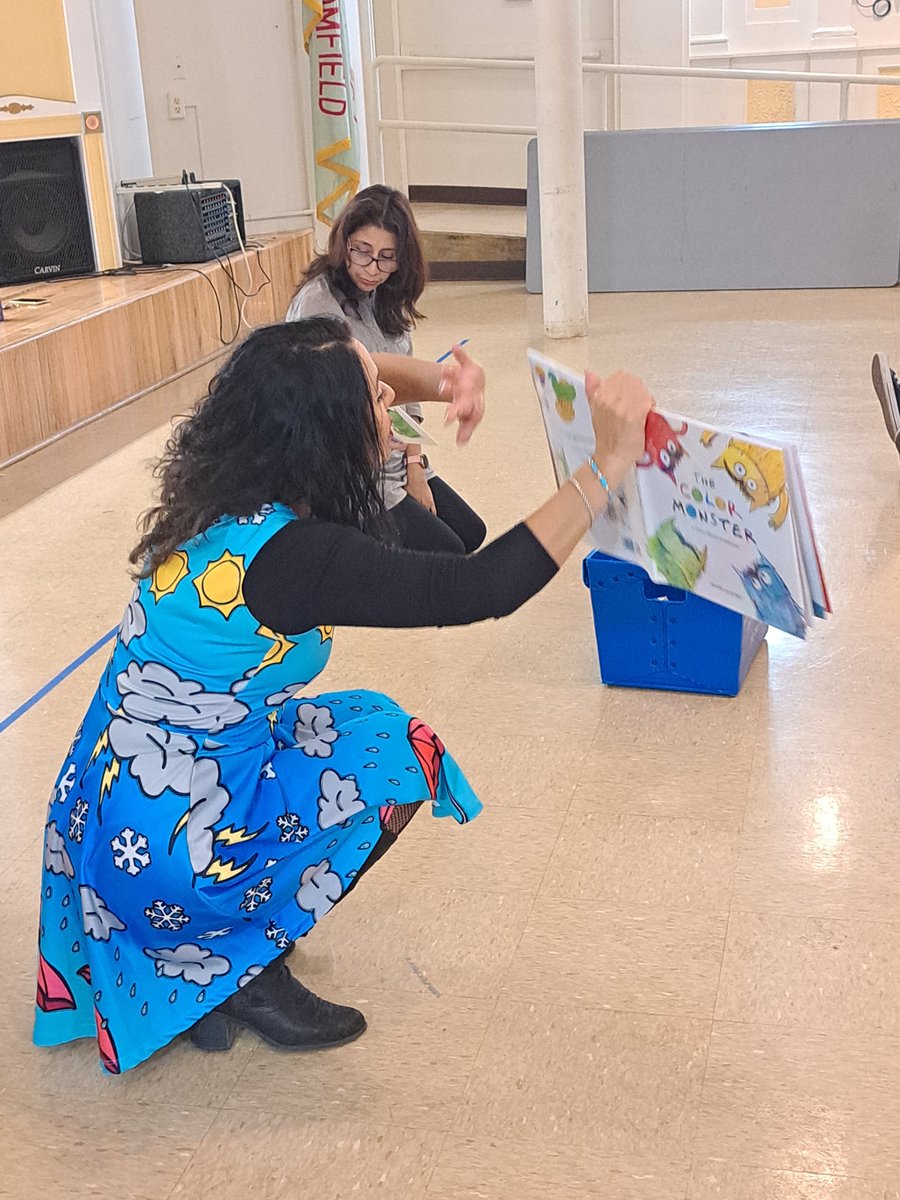 Rain or shine, it's a great day for Bilingual Storytime! Meet us in the library courtyard (weather permitting) every Thursday at 4pm! In the case of inclement weather we will meet in the Children's Library Theater.
