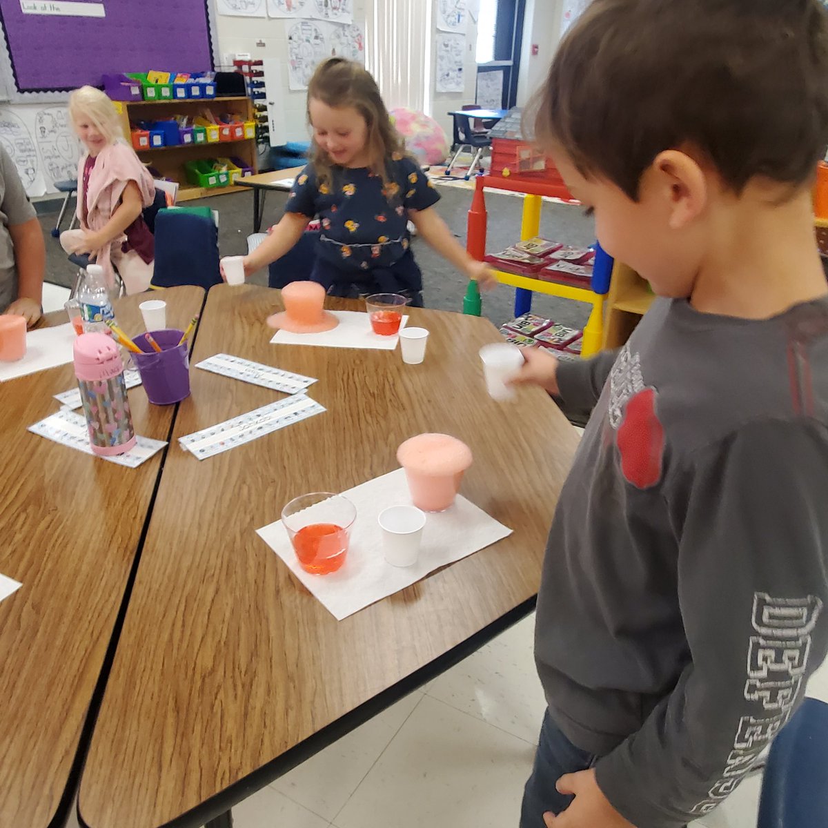 KWeidner4's tweet photo. Fun with science!!! https://t.co/iEU27ewTbc