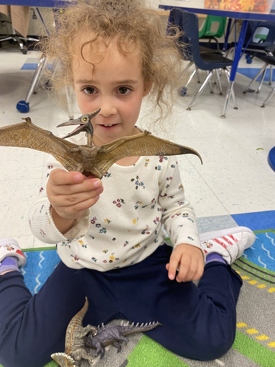 lrcantelo's tweet image. Sharing with our friends about things we enjoy! In the words of a wise lady… spreading the JOY!! #kindermagic #makingfriends @alcdsb_trsa #ALCDSBFormed