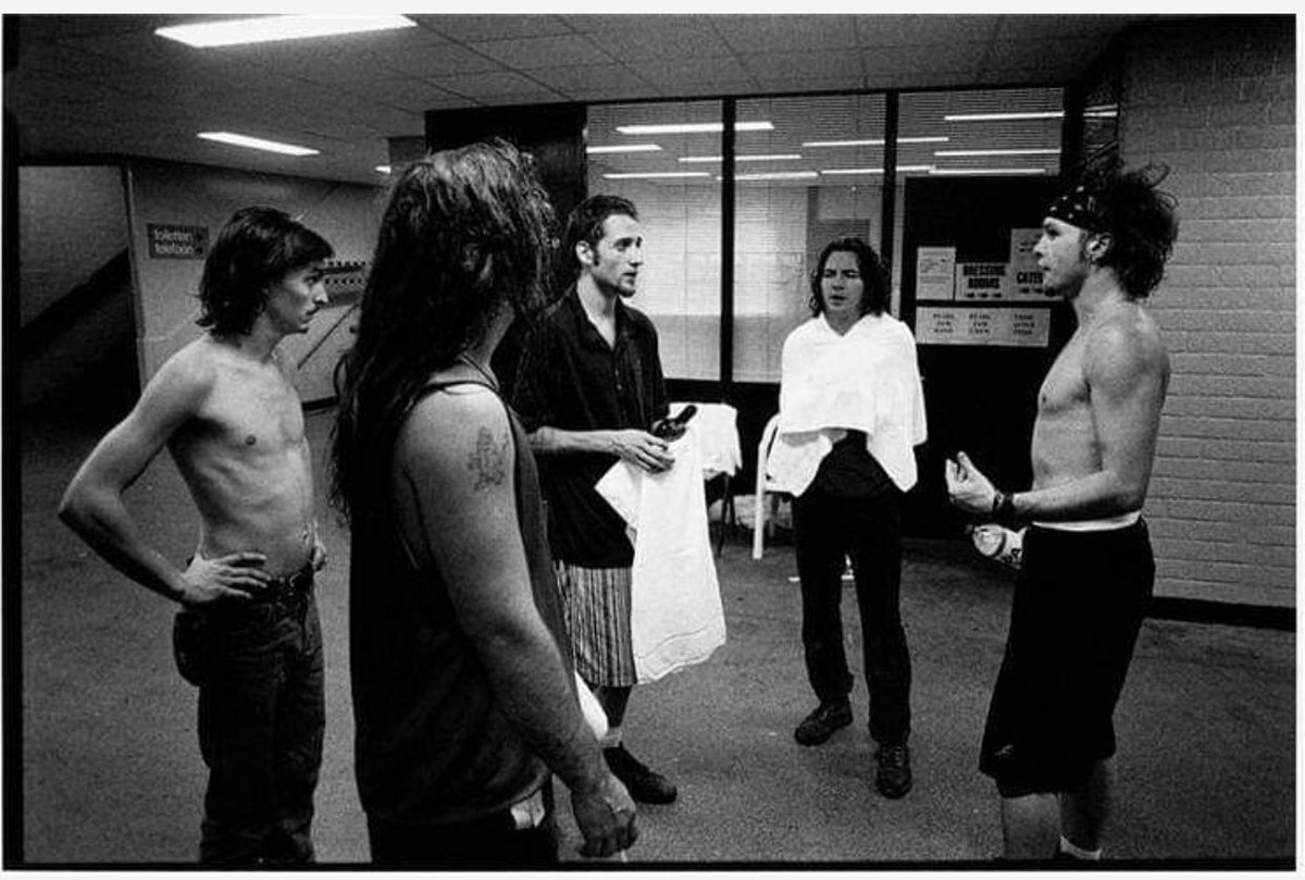 JeffAmentsArmy's tweet photo. #VsWeek #feelsomanly
#DaveAbbruzzese: "I told our manager that I just bought a coupla' guns, and he told Jeff, and at rehearsal Jeff kinda' blurted it out….
1/2
📷 @lancemphoto
@PearlJam in Rotterdam 1993 https://t.co/szGaj0mX2Z