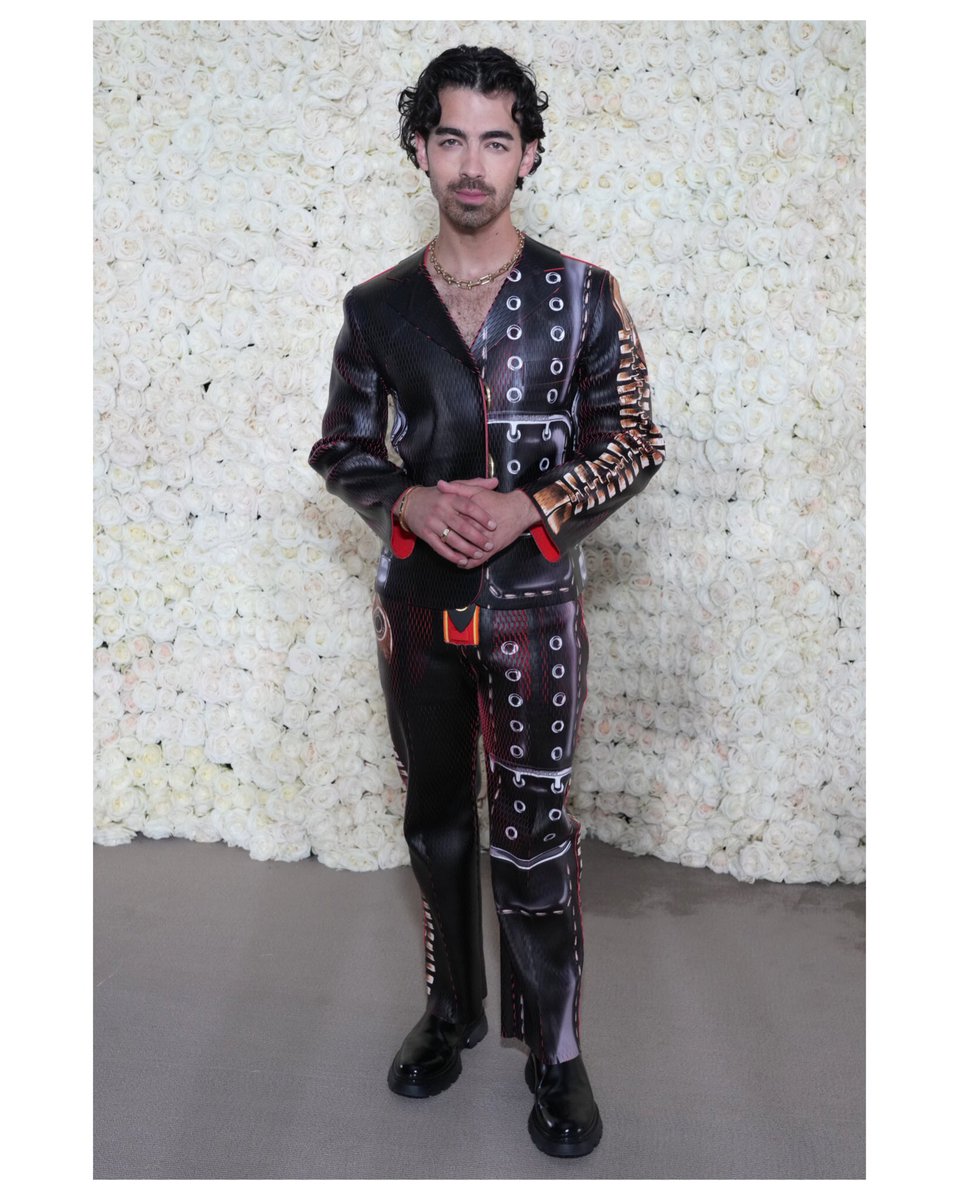 joejonas's tweet photo. Academy Museum Gala with the @LouisVuitton team 🖤 @AcademyMuseum https://t.co/wijYeJukOO