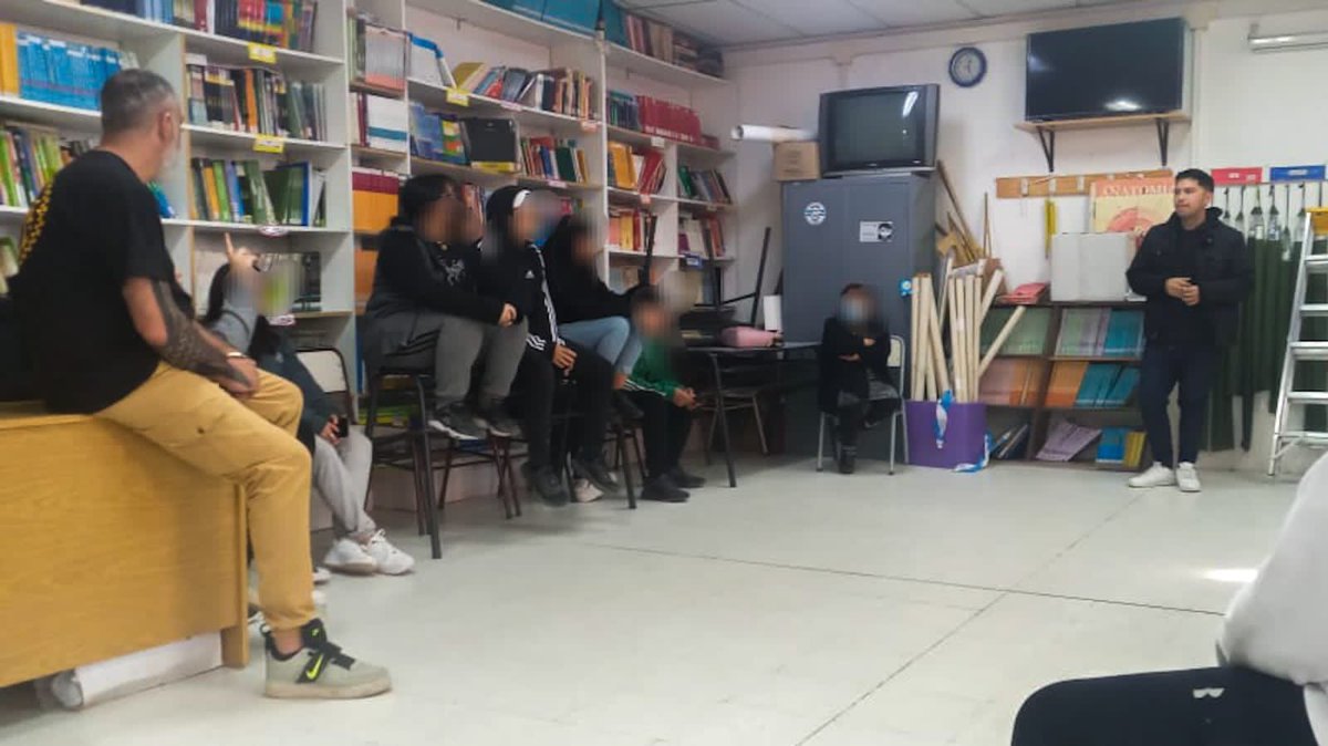 GiovanettL's tweet photo. *YO ELIJO CUIDARME EN ESCUELAS*
🏫 Comenzamos una nueva escuela! Iniciamos los talleres de prevención de consumos problemáticos con estudiantes del CPEM 72, #BarrioProgreso
🙌🏻 Hoy trabajamos con estudiantes de 1° año, sobre conceptos vinculados a los consumos
@munineuquen https://t.co/rnveqWrLIJ