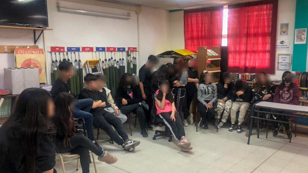 GiovanettL's tweet photo. *YO ELIJO CUIDARME EN ESCUELAS*
🏫 Comenzamos una nueva escuela! Iniciamos los talleres de prevención de consumos problemáticos con estudiantes del CPEM 72, #BarrioProgreso
🙌🏻 Hoy trabajamos con estudiantes de 1° año, sobre conceptos vinculados a los consumos
@munineuquen https://t.co/rnveqWrLIJ