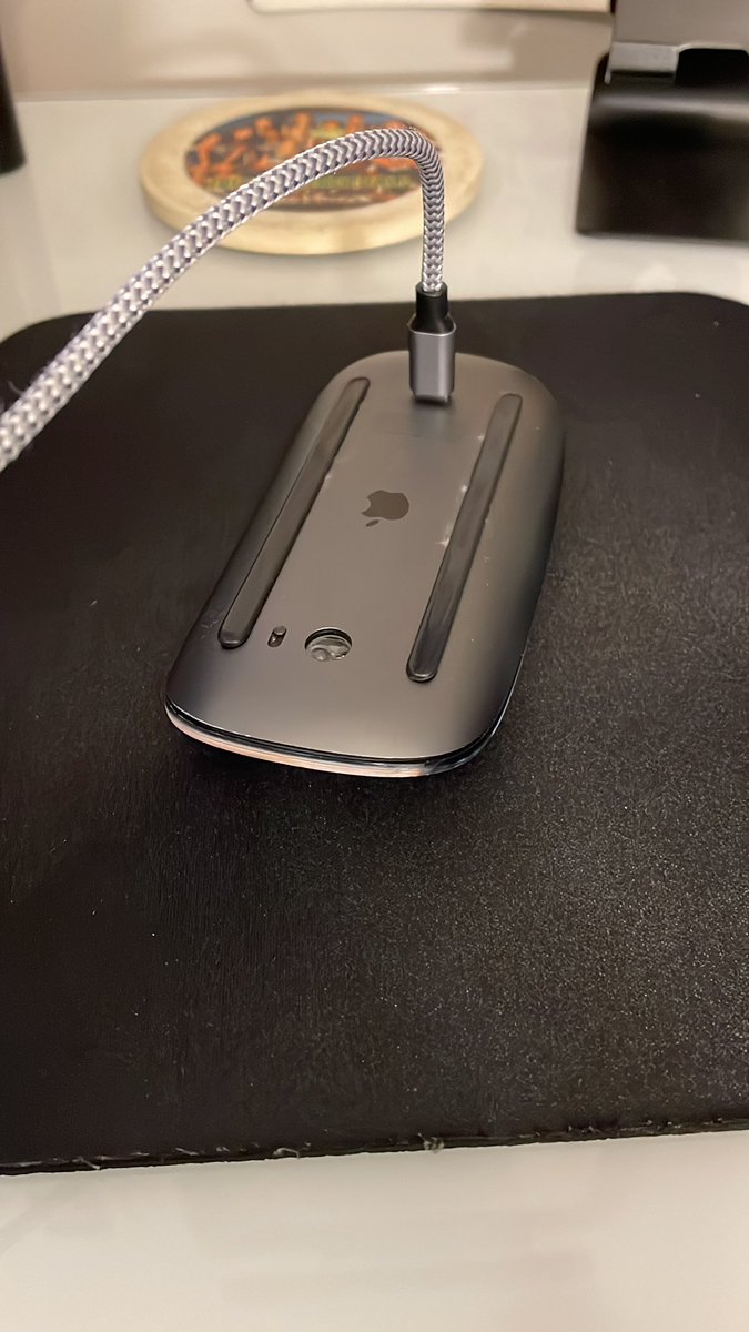 ejwill52's tweet image. It always happens right when you need your mouse to work. #batteryisdead #poordesign