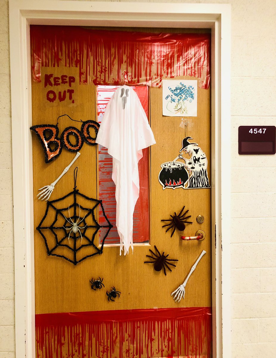AnushreeM14's tweet image. Beating up Monday blues by putting on a few Halloween decorations 🎃 @ Marsh Lab @MichiganChem @UMich #October2022 #halloween #labdecoration #chemistrylab #happymonday