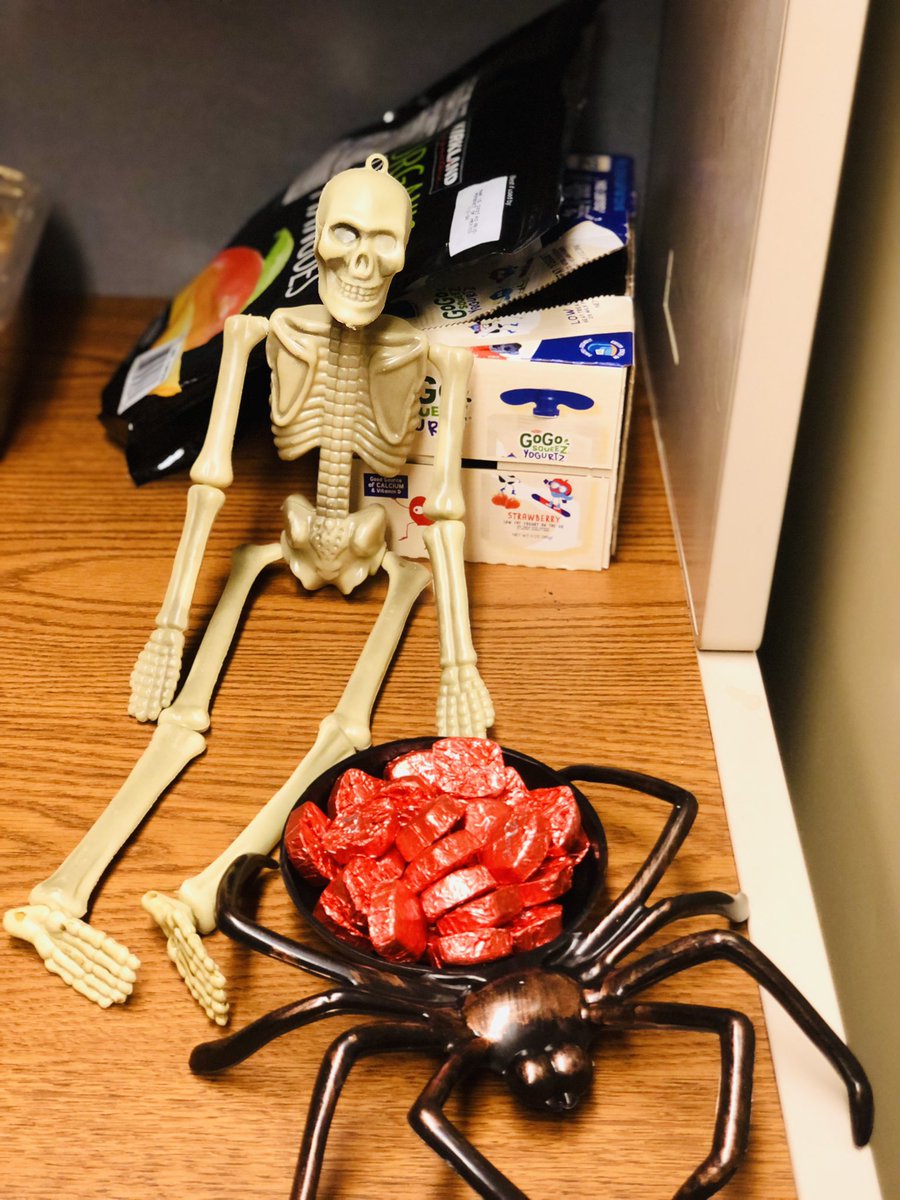 AnushreeM14's tweet image. Beating up Monday blues by putting on a few Halloween decorations 🎃 @ Marsh Lab @MichiganChem @UMich #October2022 #halloween #labdecoration #chemistrylab #happymonday