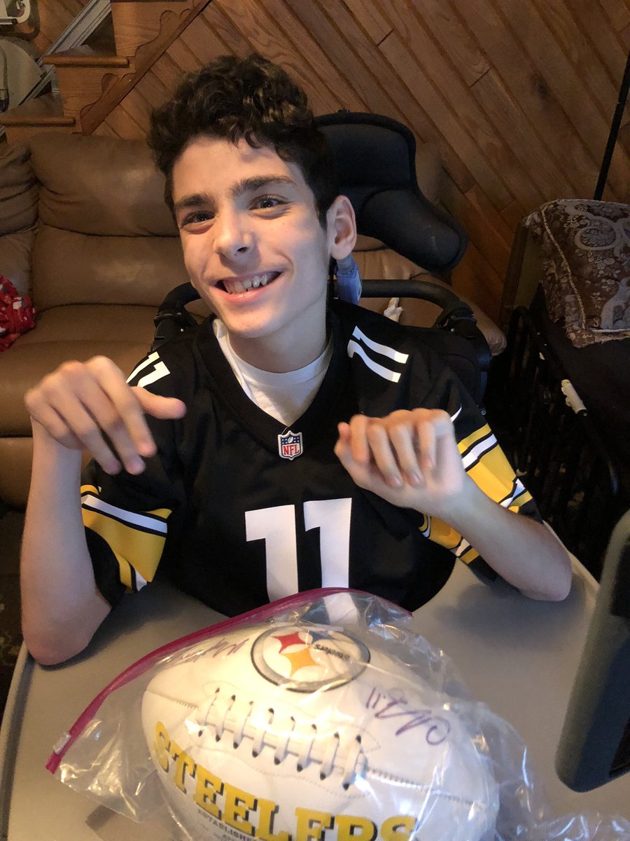 KimJFlanders's tweet photo. Thanks @ScottJuba for the awesome #Mapletron @ChaseClaypool football. His godmother got him a nice case to display it in!!! What an awesome birthday surprise!!!! 🖤💛🖤💛 #HereWeGo #SteelerNation #SNUProud #Steelers https://t.co/rE0M03ND63