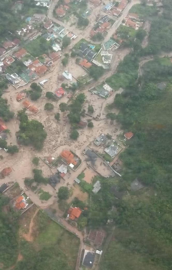 NicollRemesar's tweet photo. Maracay cómo dueles!!! 😭
Está es mi tierra natal, las calles de mi niñez. Más allá de la noticia hoy me preocupa mi gente. Que Dios y La Virgen los Proteja.

Así quedó El Castaño después que el Río Palmarito se desbordó https://t.co/OH0X1nsGrV