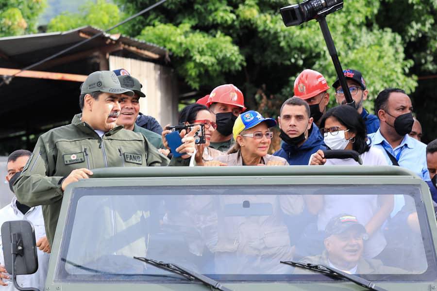 dhernandezlarez's tweet photo. Nuestro Comandante en Jefe @NicolasMaduro en el comando y control de las operaciones de recuperación de Las Tejerías, junto al pueblo, dando soluciones y respuestas lógicas y oportunas. #LasTejeríasRenacerá https://t.co/lqV3oLrS3W