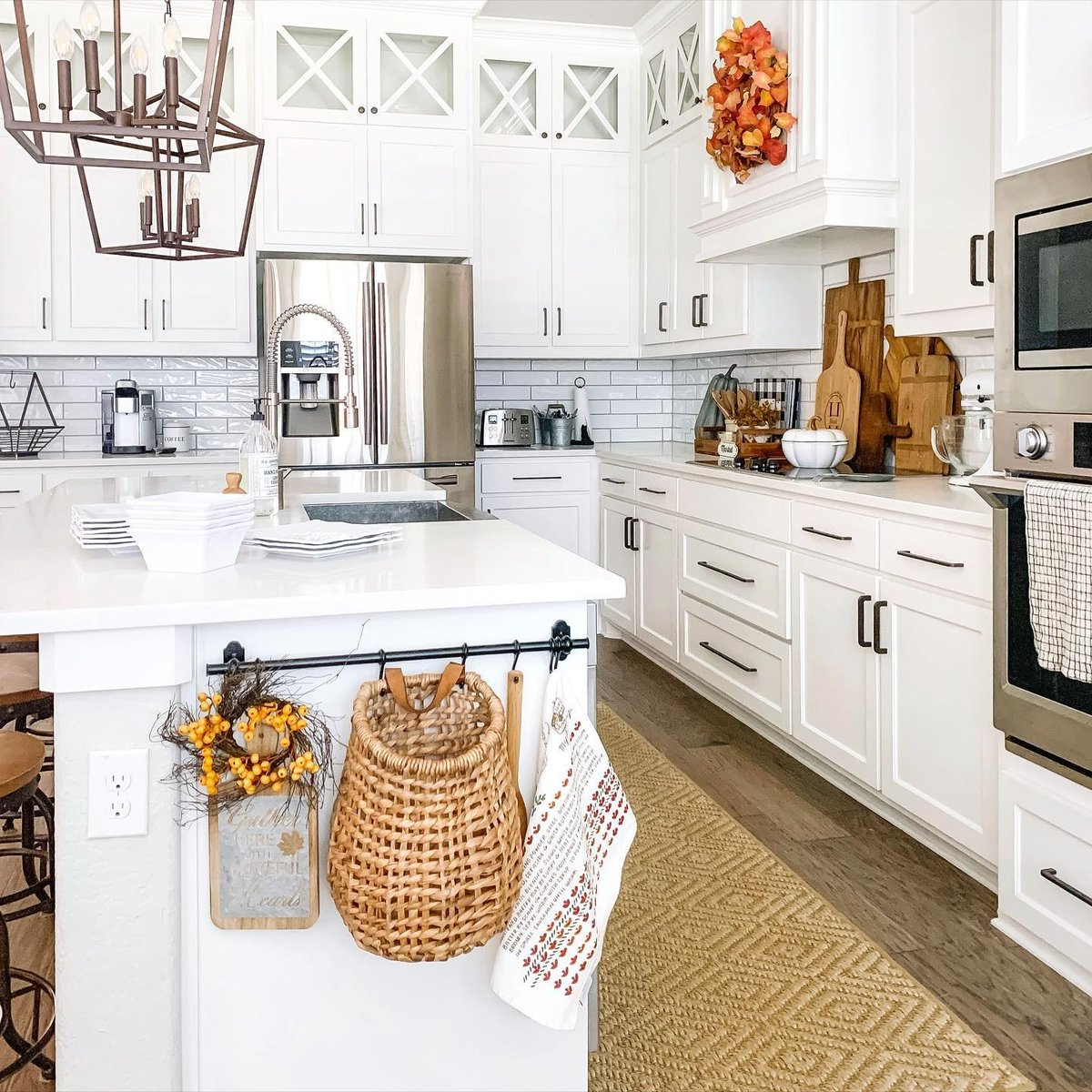 ballarddesigns's tweet photo. A kitchen ready for fall baking with the help of our Diamond Sisal Rug 🎃 https://t.co/gAaWzwOAfS

📸: IG User @txsizedhome

#MyBallardStyle #BallardDesigns #FallKitchen #KitchenInspo #Rug #KitchenRug https://t.co/ZECxQ0NCad