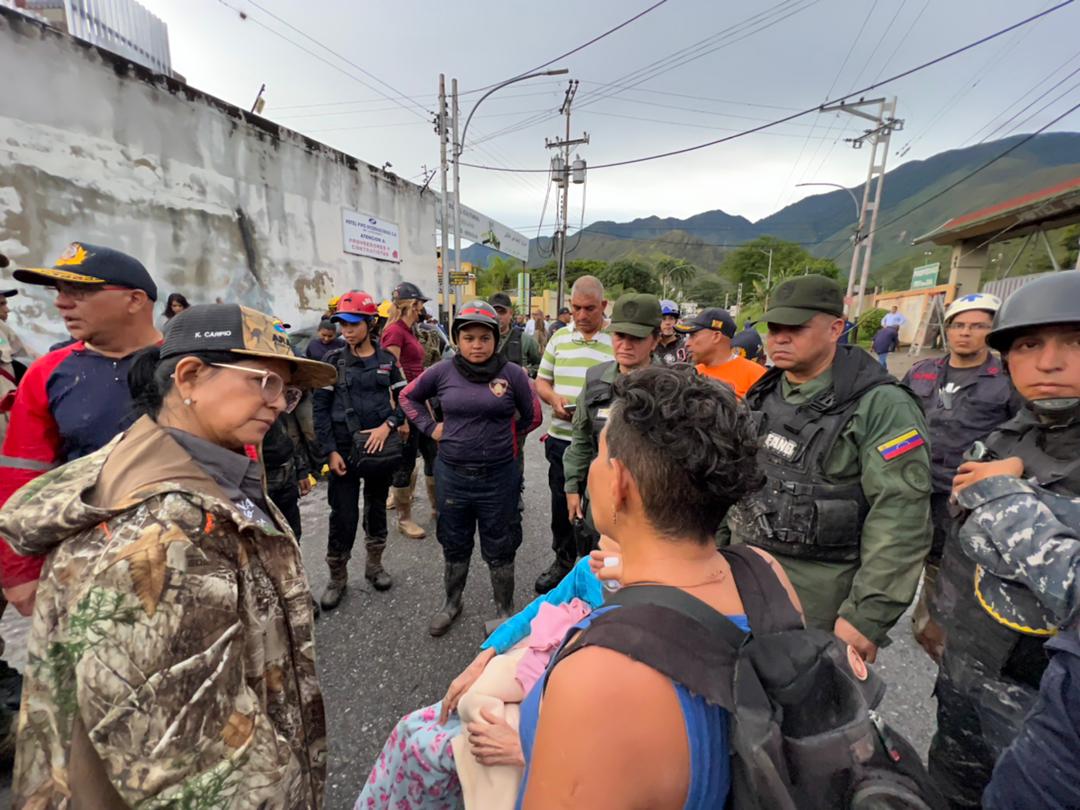 GobiernoAragua_'s tweet photo. AHORA | Desde la Urb. El Castaño, en el norte de Maracay, la Gob de Aragua, @Soykarinacarpio junto al Jefe de la @ZodiAragua3, G/D Edward Betancourt Güdiño y el Dir. de Protección Civil Aragua, Hugo Gutiérrez evalúan la zona afectada por el desbordamiento de la quebrada Palmarito https://t.co/Tz0r6u7xCB