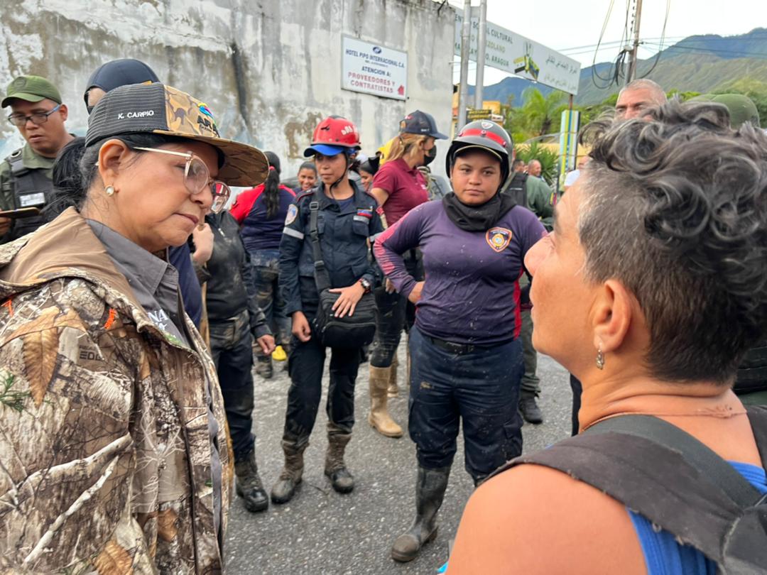 GobiernoAragua_'s tweet photo. AHORA | Desde la Urb. El Castaño, en el norte de Maracay, la Gob de Aragua, @Soykarinacarpio junto al Jefe de la @ZodiAragua3, G/D Edward Betancourt Güdiño y el Dir. de Protección Civil Aragua, Hugo Gutiérrez evalúan la zona afectada por el desbordamiento de la quebrada Palmarito https://t.co/Tz0r6u7xCB
