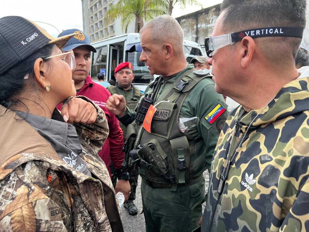 GobiernoAragua_'s tweet photo. AHORA | Desde la Urb. El Castaño, en el norte de Maracay, la Gob de Aragua, @Soykarinacarpio junto al Jefe de la @ZodiAragua3, G/D Edward Betancourt Güdiño y el Dir. de Protección Civil Aragua, Hugo Gutiérrez evalúan la zona afectada por el desbordamiento de la quebrada Palmarito https://t.co/Tz0r6u7xCB