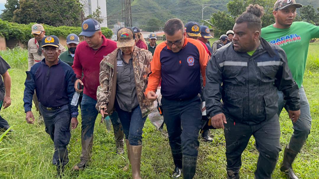 GobiernoAragua_'s tweet photo. AHORA | Desde la Urb. El Castaño, en el norte de Maracay, la Gob de Aragua, @Soykarinacarpio junto al Jefe de la @ZodiAragua3, G/D Edward Betancourt Güdiño y el Dir. de Protección Civil Aragua, Hugo Gutiérrez evalúan la zona afectada por el desbordamiento de la quebrada Palmarito https://t.co/Tz0r6u7xCB