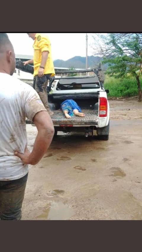 alfremary's tweet photo. #ATENCION Hasta los momentos se reporta el fallecimiento de una mujer (por identificar), debido a la crecida del río Palmarito en #ElCastaño en #Maracay 

Se solicita a las personas abstenerse a transitar por esta zona. Protección civil está en el sitio.

#Emergencia #Lluvias https://t.co/u7X3jVLe3m