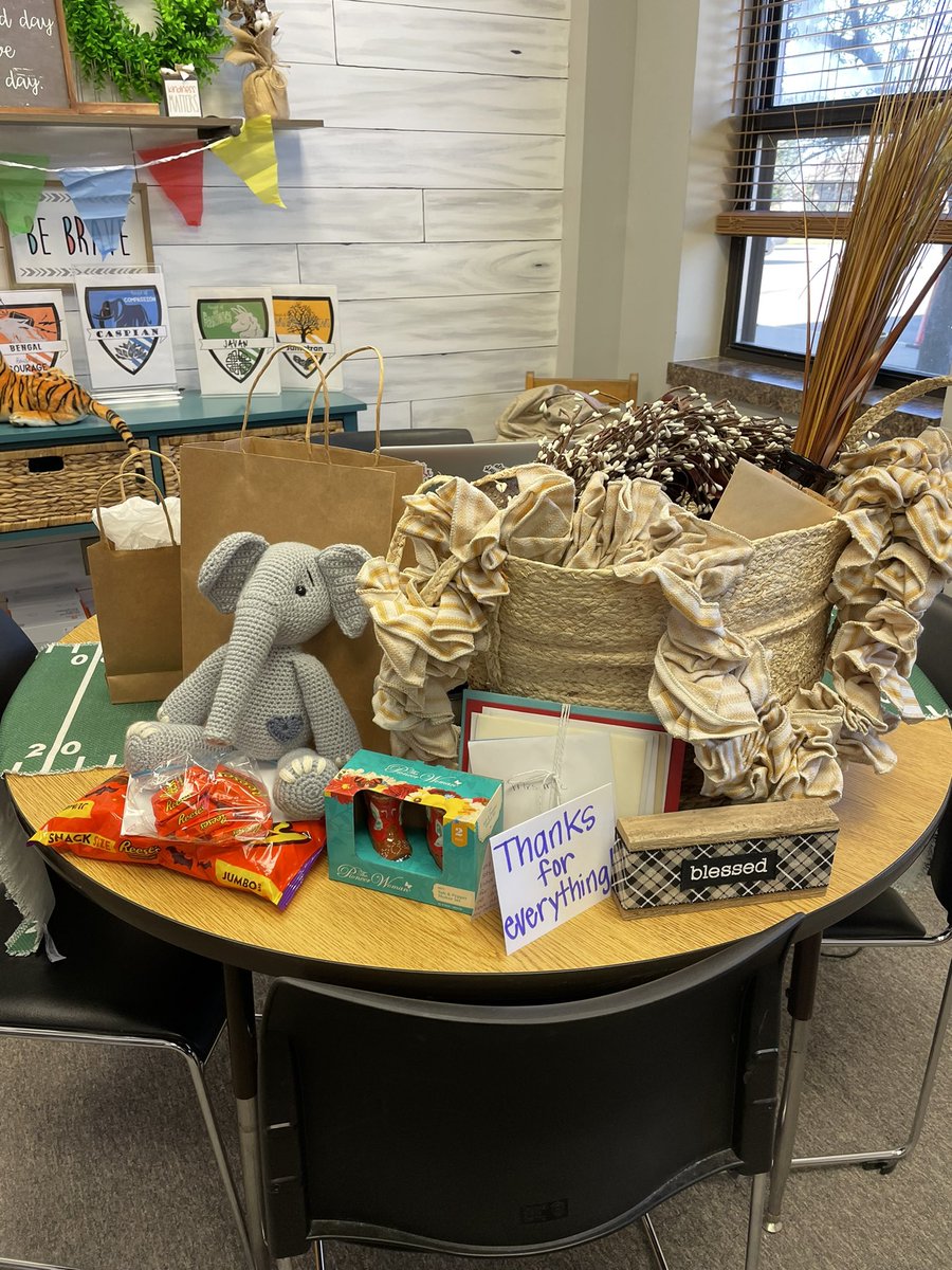 mcfatrichk's tweet photo. My teachers and staff spoiled me today! So grateful! #skylineshines #BossesDay https://t.co/l1R7i9a9tK