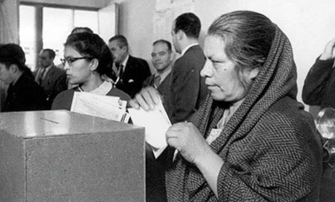 Un 17 de Oct de 1953, un grupo de feministas alzaron la voz para lograr q las mujeres puedan votar y se votadas; hoy conmemoramos este 69 Aniversario, reconociendo esta gran lucha q ha permitido tener mas mujeres en espacios de toma de decisión e incluso Gobernadoras