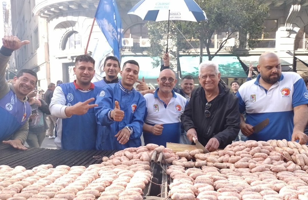 foecra's tweet photo. Así se vivío el 17 de octubre, #dialeatadperonista en las calles de Buenos Aires, junto a compañeras y compañeros del partido ✌️
#LealtadPeronista 
#17DeOctubre 
#foecra 
#danielroaconduccion https://t.co/aBtrbPwe9e