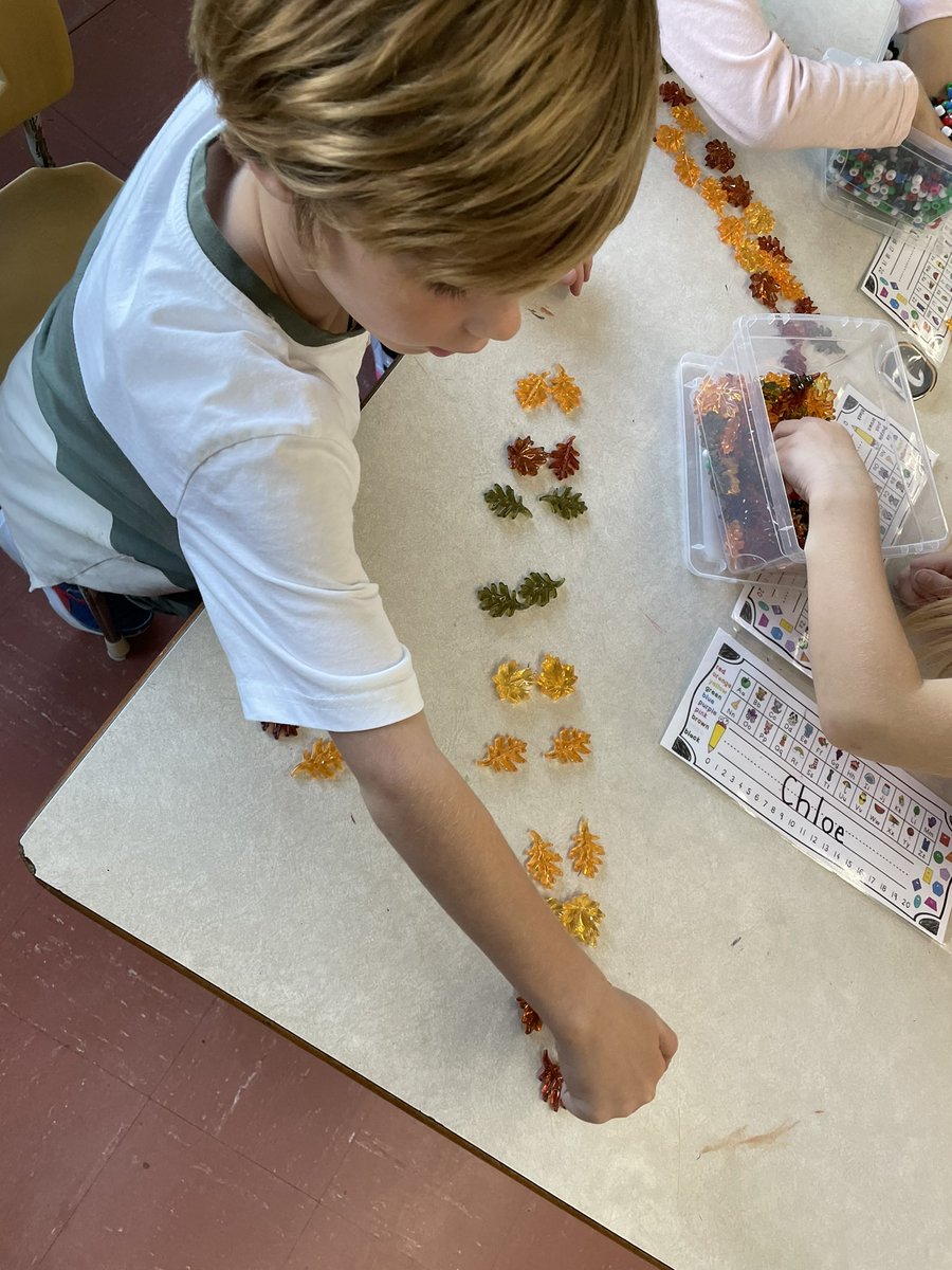 mrsbowesteaches's tweet photo. Billions of Bricks was a great read aloud to help introduce us to skip counting. Table groups then got different math manipulatives to use and practiced making groups of 2 to make a variety of different numbers. Then students tracked and orally counted by 2βs. #skipcount #numbers https://t.co/tDDpA078Eu