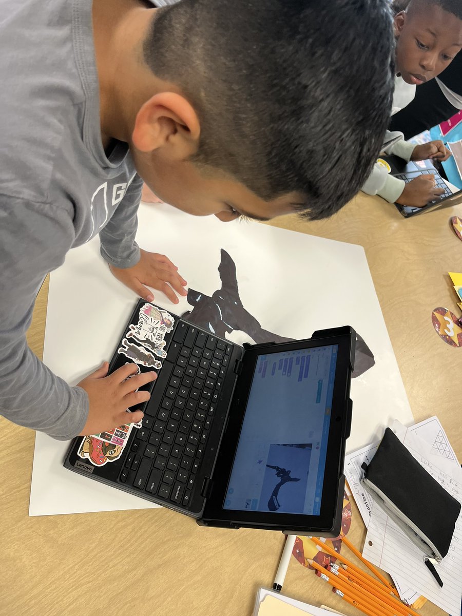 laura_prymak's tweet photo. Our 5th grade #SALEMstars are rocking their North American regions project! We are making them interactive with @makeymakey! #ComputerScience #OralLanguage #Research #AuthenicWriting #SHINEon #ONEccps 💙 https://t.co/4CeymJfUjy