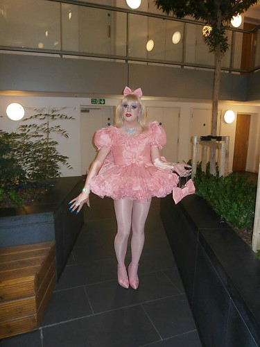 MichaelaMMM's tweet photo. You really can't beat a nice new PINK taffeta frock, well you can't can you ???  :) xxx https://t.co/WOKGE7CbTC