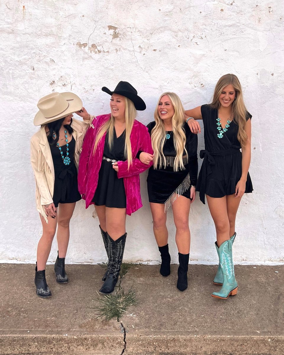 BroncRanchWear's tweet photo. FALL SALE YALL 40% OFF of all clothing and accessories! No discount code needed 💕 https://t.co/uO0d2oL3Tp