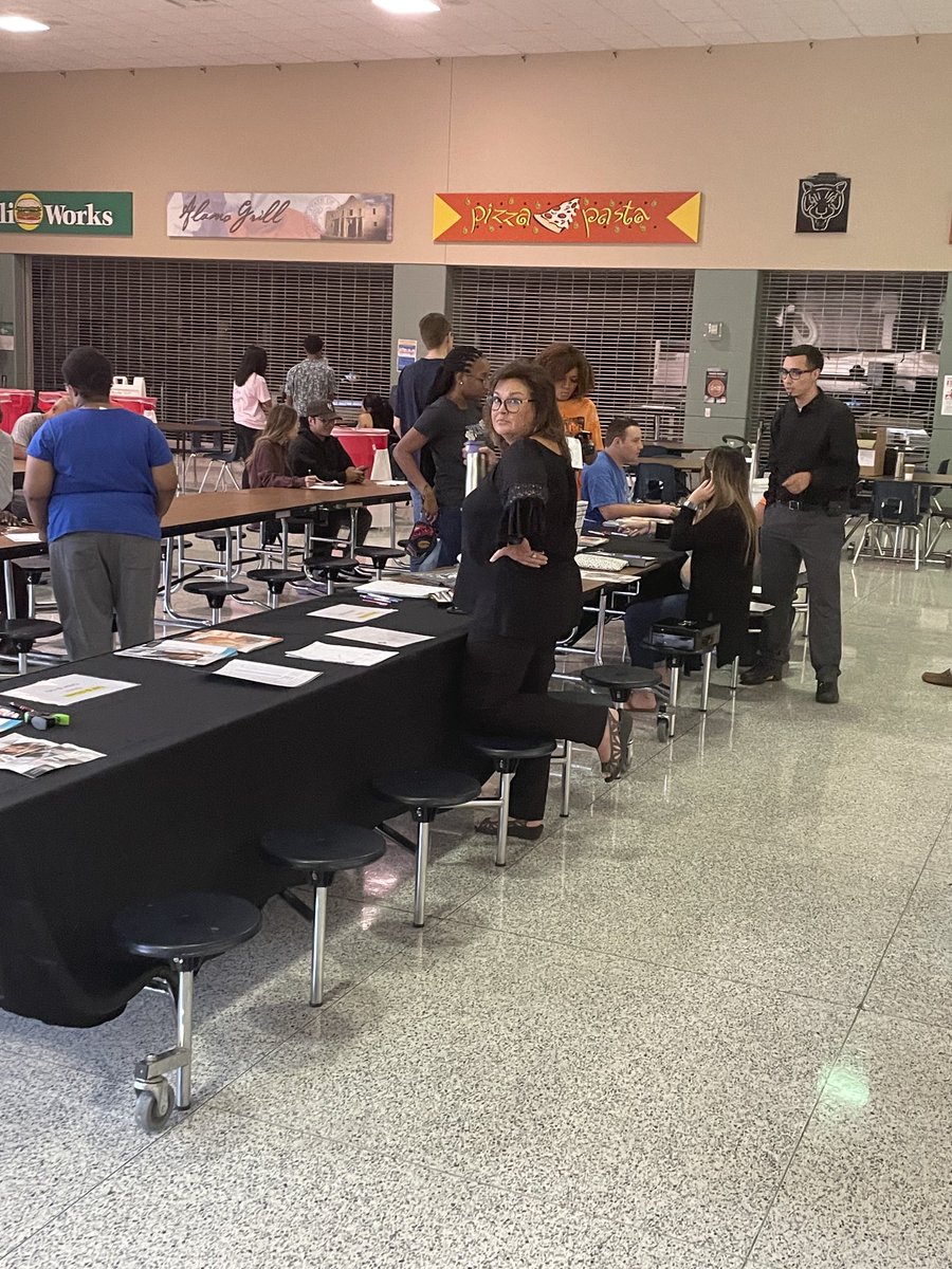 THS_Tigers's tweet photo. Cap and Gown purchasing @ THS! https://t.co/bNPVxgixJl