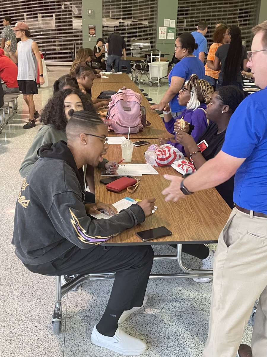 THS_Tigers's tweet photo. Cap and Gown purchasing @ THS! https://t.co/bNPVxgixJl