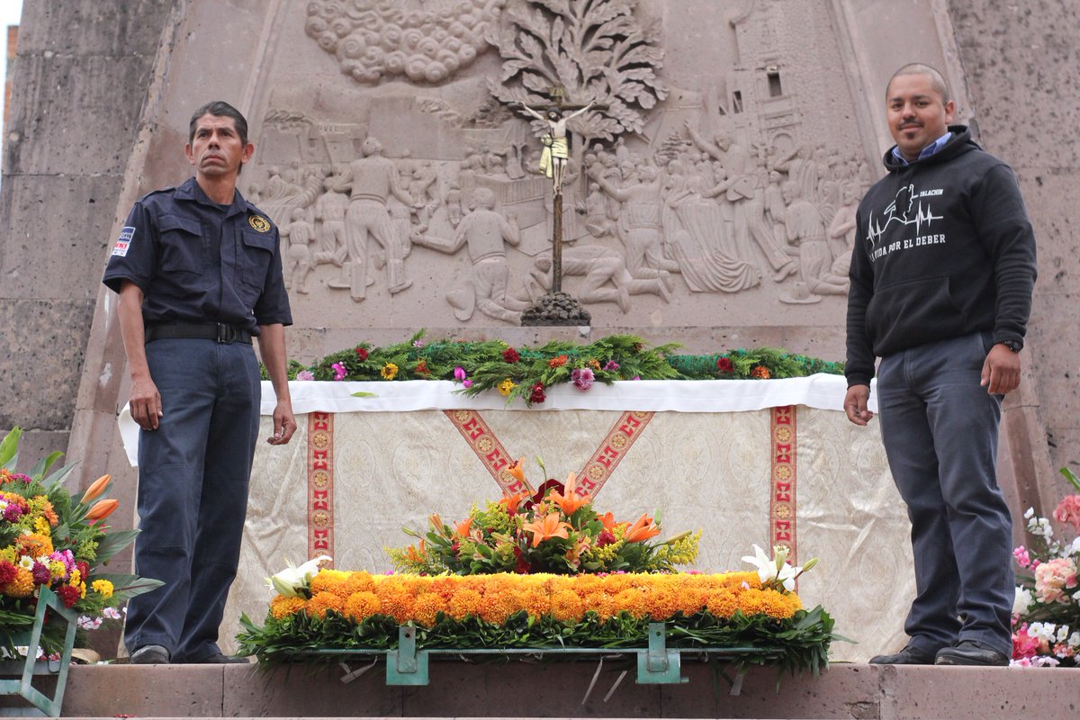 ProdigioMx's tweet photo. @BomberosOcotlan entrega ofrenda floral al Señor de la Misericordia en su monumento #FiestasOcotlán2022 #JubileoOcotlán #175añosProdigioDeOcotlán https://t.co/kWzXdsCkcF