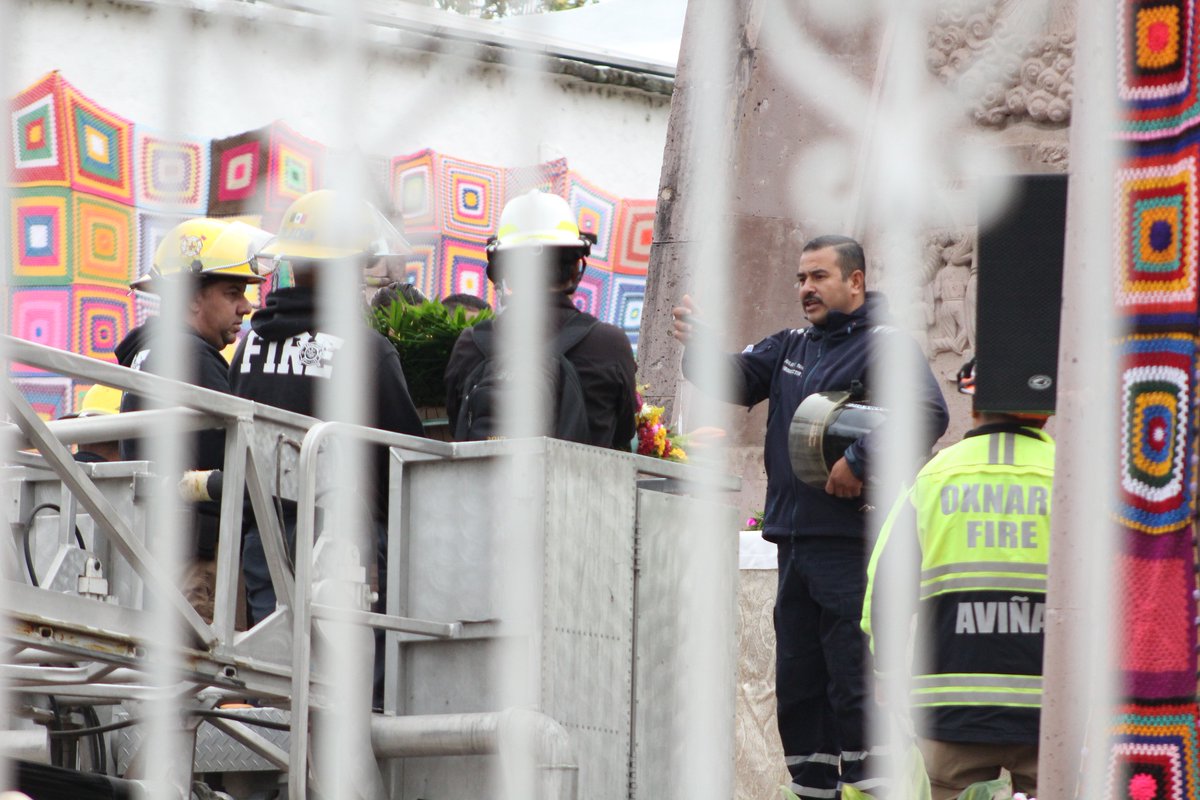 ProdigioMx's tweet photo. @BomberosOcotlan entrega ofrenda floral al Señor de la Misericordia en su monumento #FiestasOcotlán2022 #JubileoOcotlán #175añosProdigioDeOcotlán https://t.co/kWzXdsCkcF