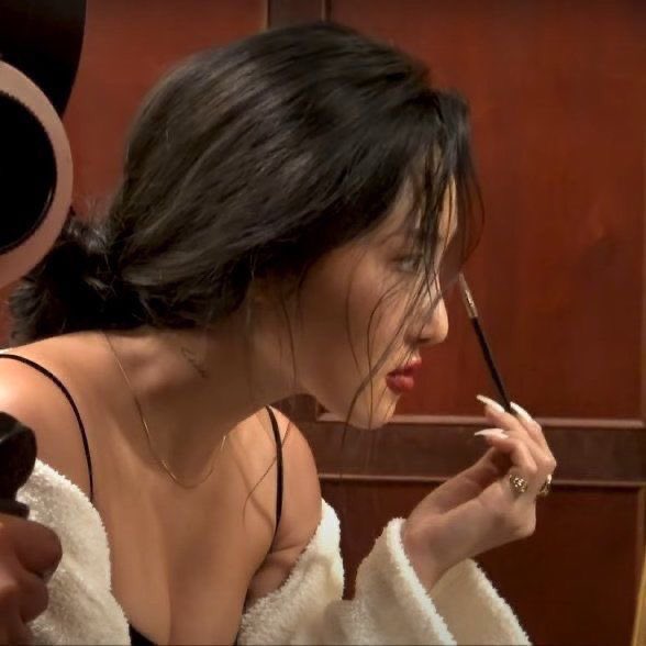 dalbyul2da's tweet photo. hwasa being ethereal ✨🪷: a necessary thread 🧵 https://t.co/npQY2Aj8ZT