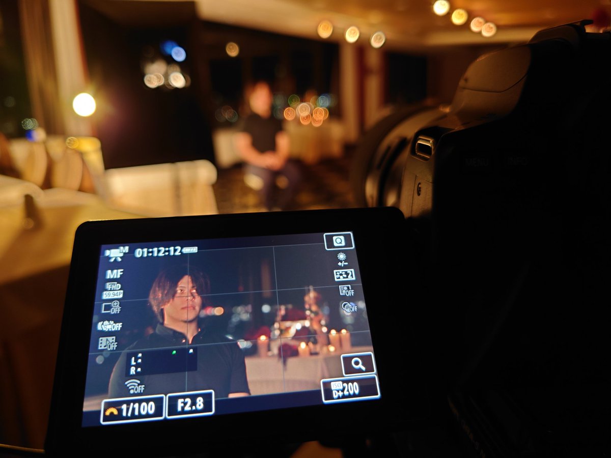 PoseCreation's tweet photo. 先日撮影したインタビュー🎤
バ◯ェラー風セットに違和感なく馴染むリハ中のイケメンスタッフ

#ゲネリハ #リハ #メイキング  #動画 #映像 #撮影 #編集 #動画撮影 #動画編集 #映像制作 #インタビュー #夜景 #キャンドル https://t.co/IyrHA4wqAZ