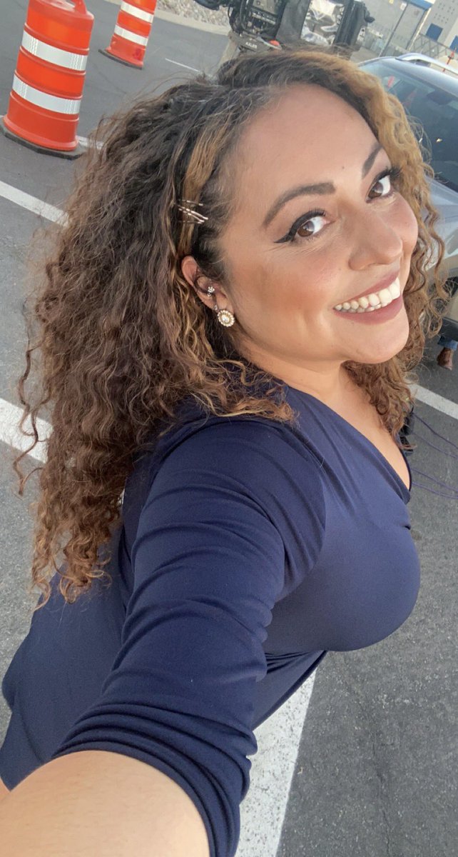 crystalgonair's tweet photo. Selfies between liveshots 📸 🤓#reporter #life #curly #curlygirl #crystaltheexplorer 🧿#HouseOfTheDragon #HouseOfTheDragonHBO https://t.co/FZk5ZX4n6q