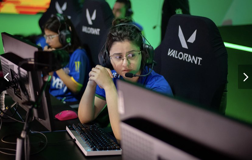 bizinhafps's tweet photo. Eu : 🫣 vendo a @pannshi comemorar antes do round acabar, largando a mão do mouse, no OT depois de um comeback de 5 rounds seguidos em q n passava nada, filho 🤡 @MIBR https://t.co/AUYiPOLmdM