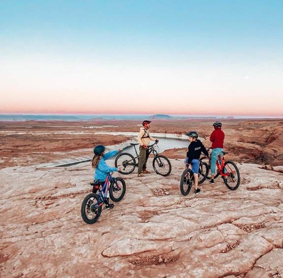 visitpageaz's tweet photo. The #RimViewTrail is a great beginner #MountainBiking trail with amazing views of #LakePowell and the surrounding area. The 10.3mi round trip loops around #PageAZ and is rated easy/moderate with many starting points.
View the map at https://t.co/G4i9GmYpmr
📸Erika Hurlburt https://t.co/xcmfbg1zZ1