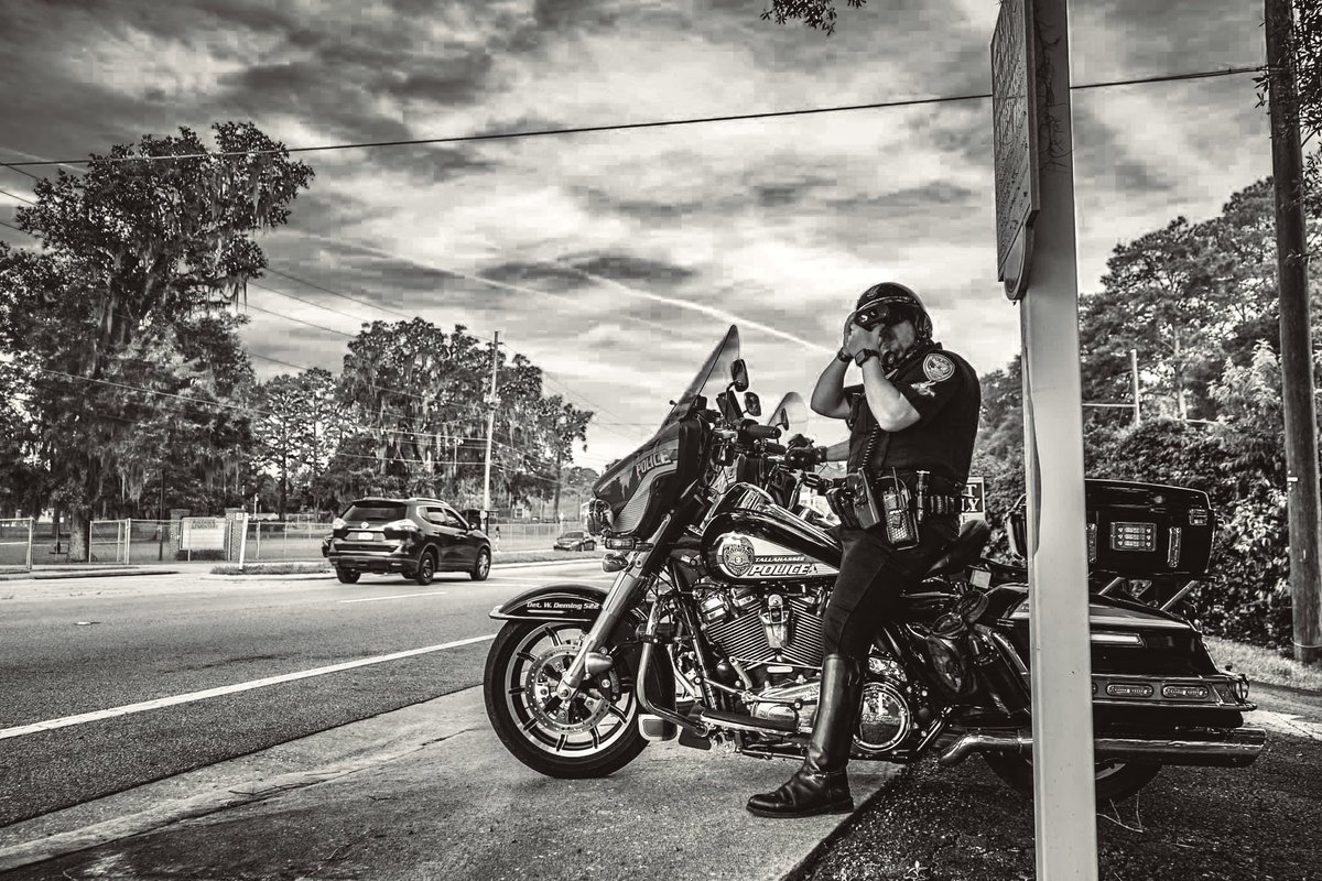 BlackDadTally's tweet photo. Tallahassee Police Department’s Ofc. Deming working the school zone in front of Reudigar Elementary. @TallyPD @CityofTLH @LeonSchools @harleydavidson #cops #police #policeofficer #trafficcop #speeding #schoolzone #slowdown #tally #tallahassee #tallypd #thinblueline https://t.co/EGt8hk3ayO