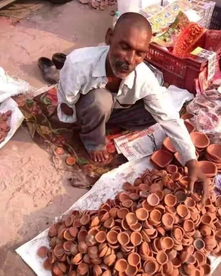 Sharmarajesh91's tweet photo. बना कर दिए मिट्टी के जरा सी "आश" मैंने भी पाली है ।
मेरी मेहनत को खरीदो लोगों मेरे घर भी "दिवाली" है।। https://t.co/0LXwnjVxqT