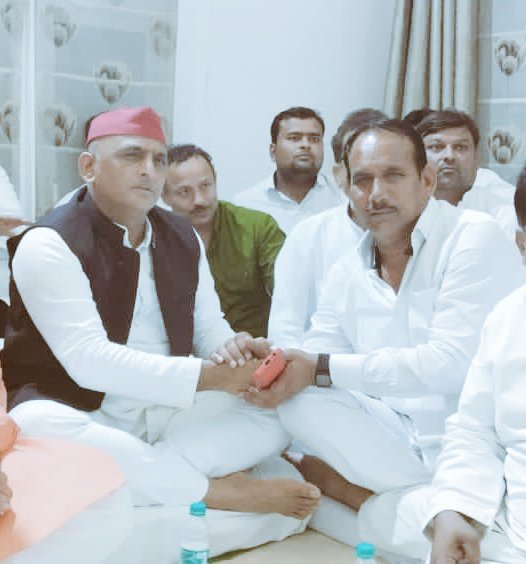आदरणीय ताऊ श्री प्रीतम सिंह लोधी जी ने देश के दिग्गज नेता पूर्व रक्षा मंत्री पूर्व मुख्यमंत्री माननीय स्व.श्री मुलायम सिंह यादव जी को उनके पैतृक निवास सैफई पहुंचकर श्रद्धांजलि अर्पित की एवं पूर्व मुख्यमंत्री श्री <a href="/yadavakhilesh/">Akhilesh Yadav</a> जी से मुलाकात की