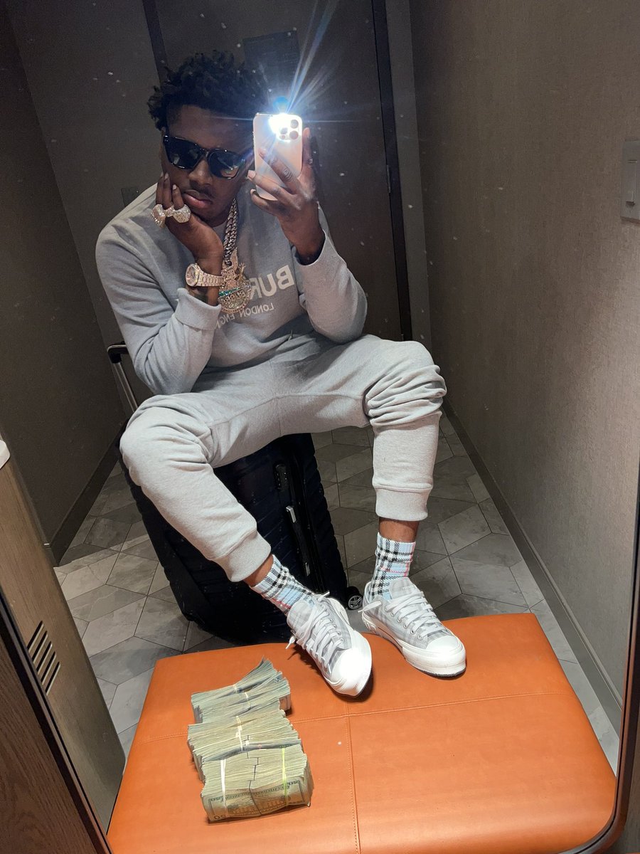 My legs made for a money run I can’t chase a bitch 🅿️