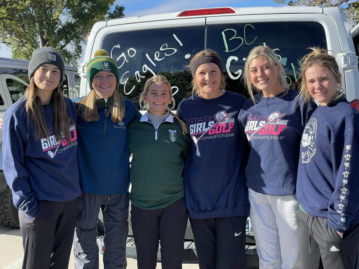 michelleronsick's tweet photo. @BCCHS_Eagles Ladies Golf in 6th place as a team after day 1 at the 5A State Tournament in Hesston today! Day 2 tomorrow. @KeiraRonsick currently in 3rd place and Bella Jones tied for 10th overall 💚💛⛳️🥶💨😂@BCCHS_AD @BCCHS_TV https://t.co/gmchM26OGV