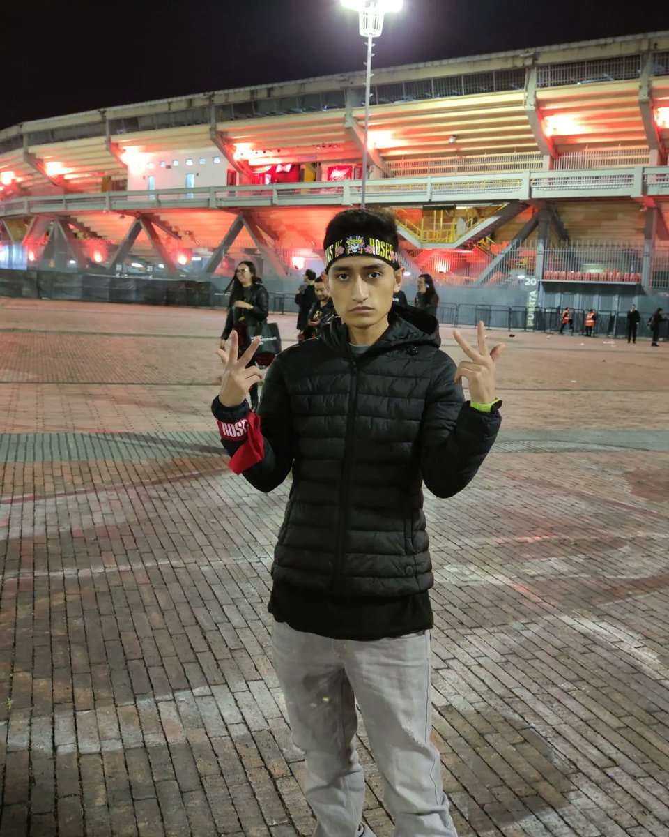 Alejandro_AT__'s tweet image. Mas fotos del concierto de GUNS N' ROSES en Bogotá 🇨🇴🖤 Por que aun no lo superó 🤪🤟🔥 . .
.
.
.
.
.
.
#AlejandroAT #ATG4MER #gunsnroses #gunsnrosesbogota #elcampin #estadioelcampin #bogotaoctubre #octubrebogota @Slash @jucorreal