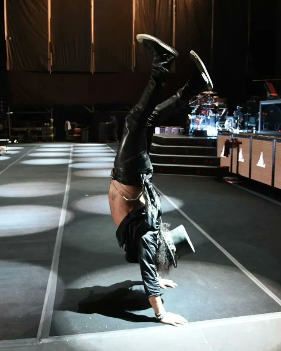 Alejandro_AT__'s tweet image. Mas fotos del concierto de GUNS N' ROSES en Bogotá 🇨🇴🖤 Por que aun no lo superó 🤪🤟🔥 . .
.
.
.
.
.
.
#AlejandroAT #ATG4MER #gunsnroses #gunsnrosesbogota #elcampin #estadioelcampin #bogotaoctubre #octubrebogota @Slash @jucorreal