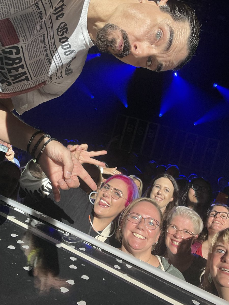 Justice3008's tweet photo. THANK YOU @kevinrichardson FOR THIS STAGESELFIE AGAIN … WE JUST LOVE YOU! ❤️ https://t.co/Nge7mxzjhF